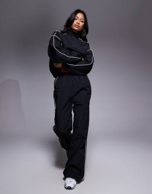 Kaiia - Sport - Windbreaker-Trainingshose in Schwarz mit Seitenstreifen-Kontrastbesatz, Kombiteil-Bunt