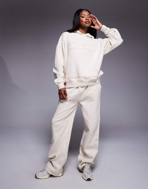 Kaiia – Sportset in Buttercreme mit knappem T-Shirt mit Logo-Stickerei, Kapuzenpullover und Jogginghose - view 1