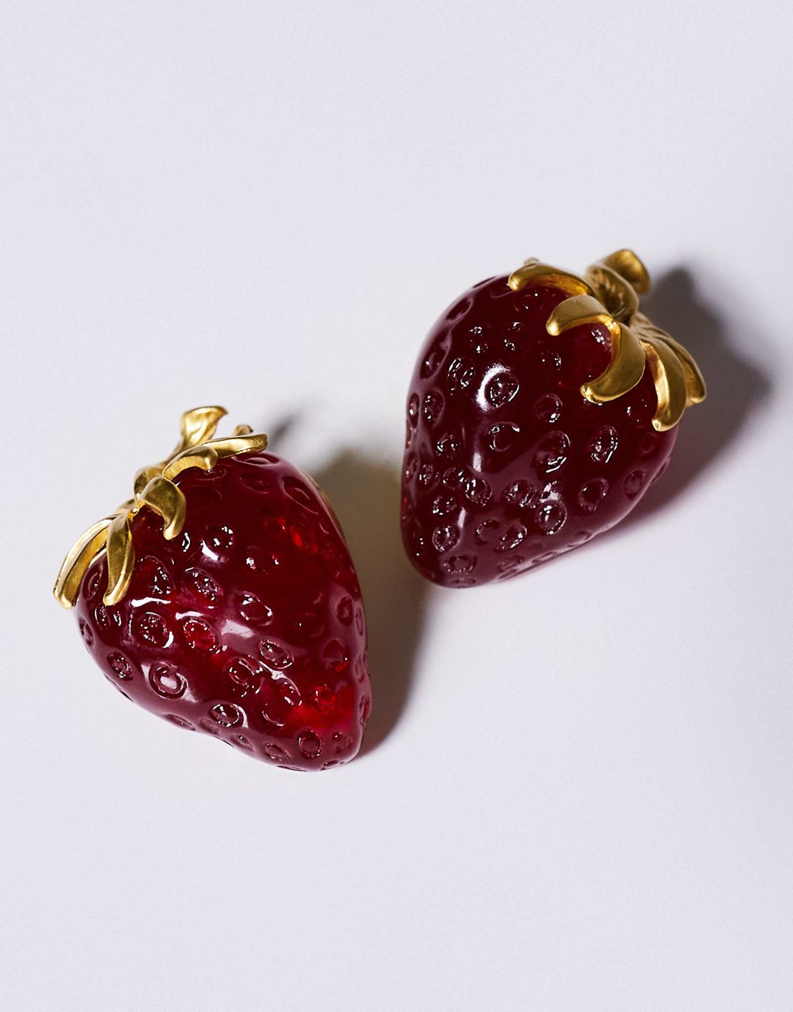 Серьги-гвоздики Kaiia strawberry красного и золотого цветов