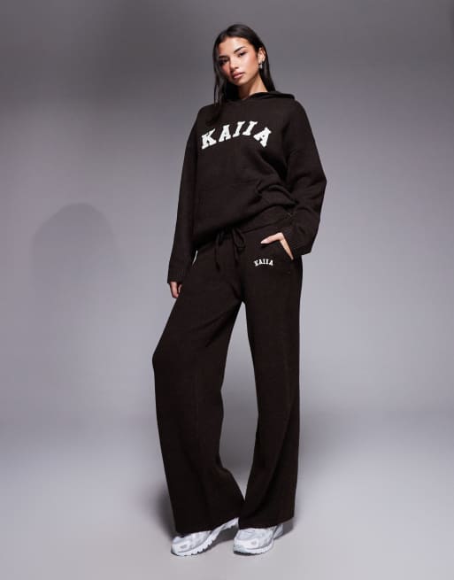 Kaiia – Strickset in Schokobraun, bestehend aus Kapuzenpullover mit Logo-Stickerei und weit geschnittener Hose, 2 von 3