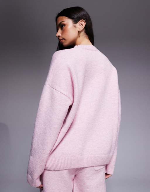 Kaiia – Strickpullover in Zartrosa mit Logostickerei, überschnittenen Schultern und Rundhalsausschnitt, Kombiteil, 3 von 5