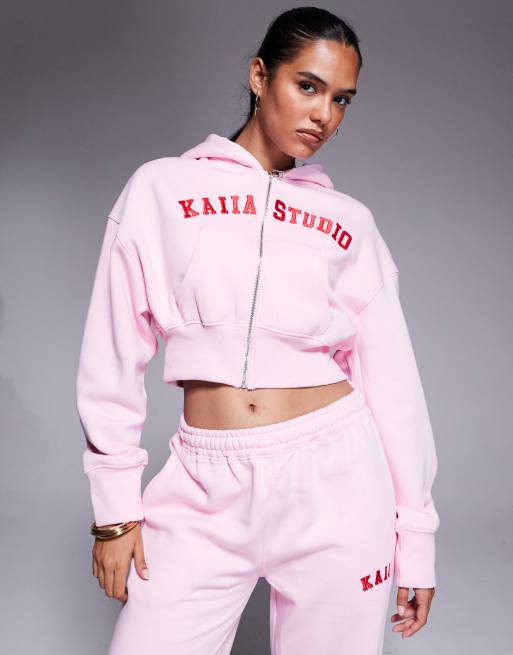 Kaiia Studio - Babylyserød cropped hættetrøje med lynlås og rødt broderet logo - Del af sæt
