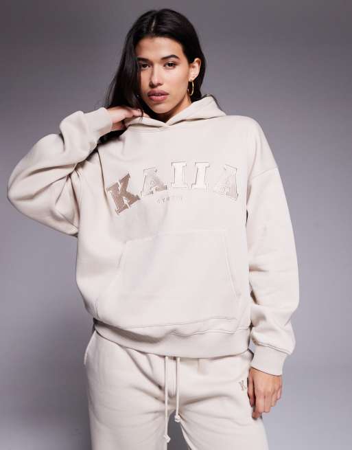 Kaiia Studio – Beżowa bluza z kapturem oversize z haftowanym logo, część zestawu