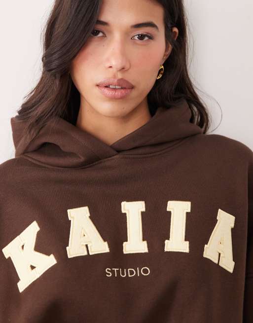 Kaiia – Studio – Chokladbrun och citrongul huvtröja i oversize med broderad logga, del av set, 3 av 4