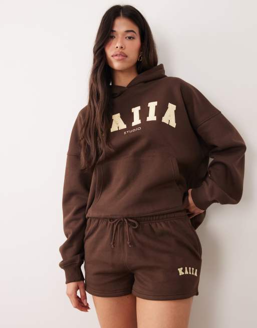 Kaiia - Studio - Chokoladebrunt og citrongult sæt med oversized hættetrøje med logo og shorts, 3 af 4