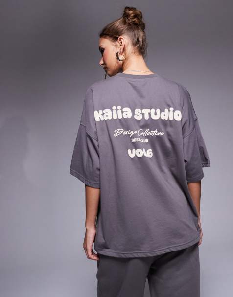 Kaiia Studio – Ciemnoszary T-shirt oversize z żółtym nadrukiem z wypukłym logo na plecach i dużą domieszką bawełny, część zestawu - view 1