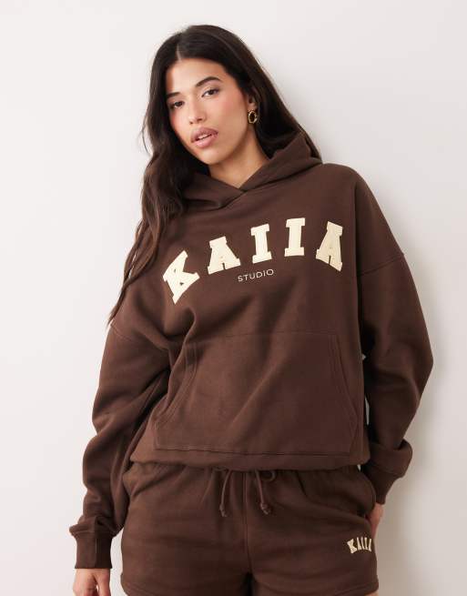Kaiia Studio - Felpa con cappuccio oversize color cioccolato e limone con logo ricamato in coordinato