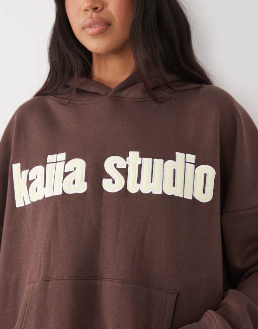 Kaiia Studio - Felpa con cappuccio oversize in misto cotone marrone e giallo con logo ricamato in coordinato , 3 di 4