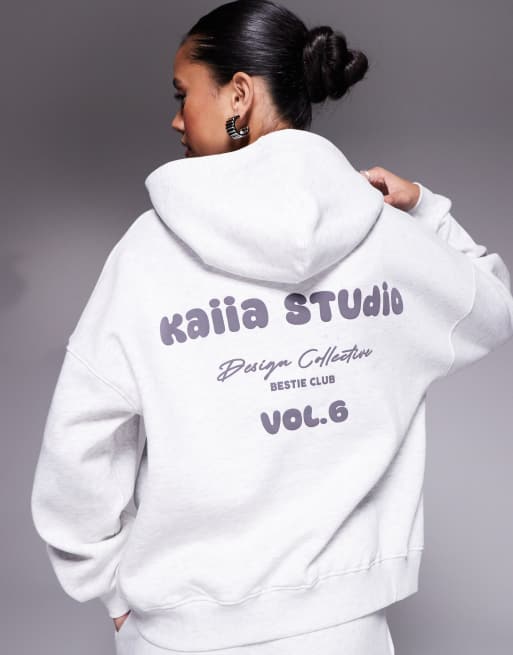 Kaiia - Studio - Felpa oversize color grigio chiaro mélange con cappuccio e stampa sul retro in coordinato