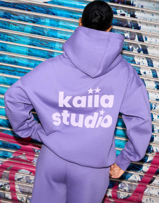 Kaiia – Studio – Fioletowy zestaw z logo z gwiazdką: bluza oversize z kapturem i joggersy z szerokimi nogawkami, 2 z 3