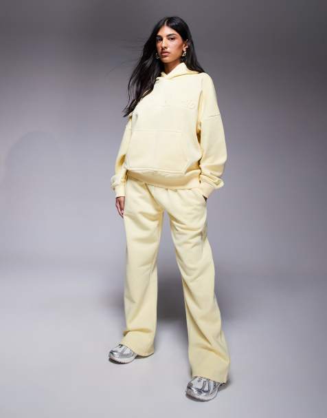 Kaiia Studio - Gult sæt med oversized hættetrøje med indpræget logo og joggingbukser med vide ben - Del af sæt - view 1