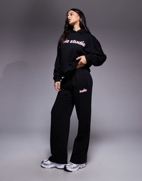 Kaiia Studio - Joggingbroek met sterlogo en wijde pijpen in zwart en roze, deel van co-ord set - view 1