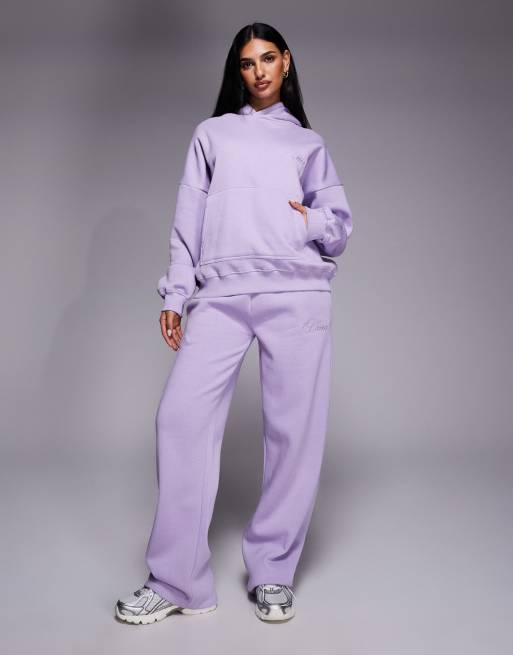 Kaiia – Studio – Set in Flieder mit hohem Baumwollanteil, bestehend aus Oversize-Kapuzenpullover mit geprägtem Rücken-Logo und Jogginghose, 2 von 3