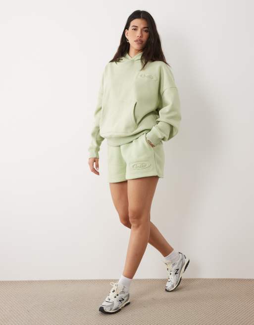 Kaiia - Studio - Co-ord set van oversized hoodie en short met logo in reliëf in groen, 2 van 3