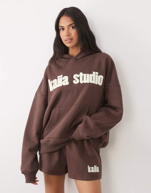 Kaiia Studio – Set mit hohem Baumwollanteil in Braun und Gelb, bestehend aus Oversize-Kapuzenpullover mit Logo-Stickerei und Sweat-Shorts, 2 von 3