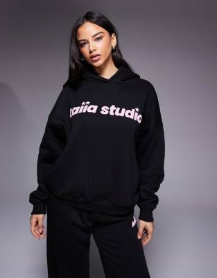 Kaiia - Studio - Oversize-Kapuzenpullover in Schwarz und Rosa mit Stern-Logo, Kombiteil