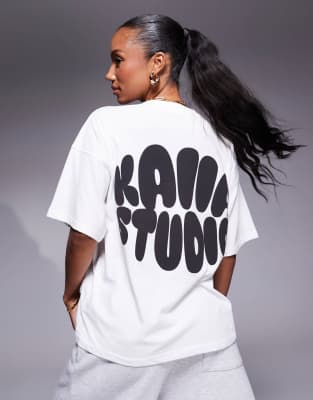 Kaiia Studio - Oversize-T-Shirt in Cremeweiß und Schwarz mit Bubble-Logo auf dem Rücken