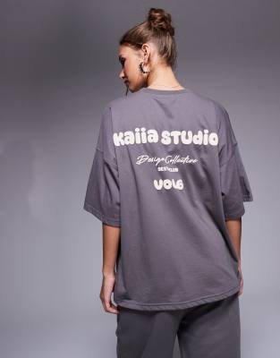 Kaiia Studio - Oversize-T-Shirt in Dunkelgrau und Gelb mit Bubble-Logo auf dem Rücken, Kombiteil