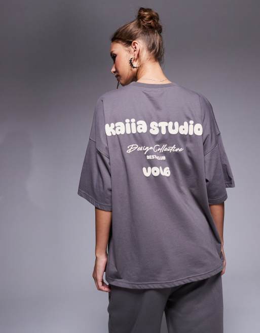 Kaiia Studio - Oversized T-shirt met print in donkergrijs en geel, deel van co-ord set
