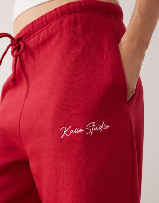 Kaiia – Studio – Röda och rosa mjukisbyxor i bomullsrikt tyg med vida ben och broderad logga, del av set, 4 av 5
