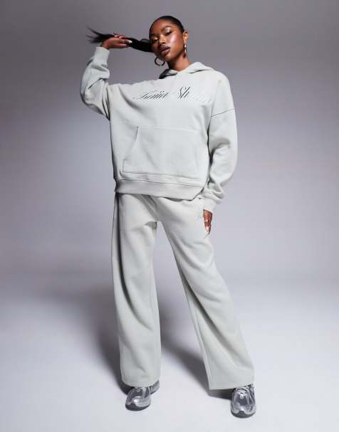 Kaiia – Studio – Set aus Oversize-Kapuzenpullover und weit geschnittener Jogginghose in Matcha-Grün mit Logo - view 1
