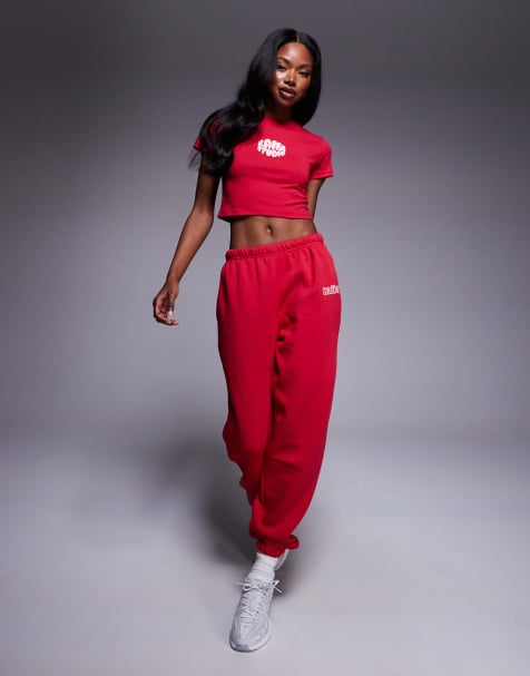 Kaiia Studio – Set in Rot aus hochgeschlossenem, knappem T-Shirt, Kapuzenjacke und Jogginghose - view 1