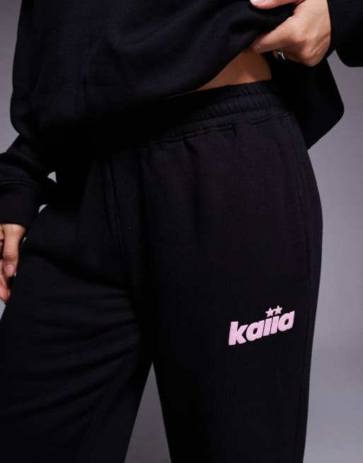Kaiia – Studio – Svart och rosa mjukisbyxor med vida ben och stjärnlogga, del av set, 2 av 5
