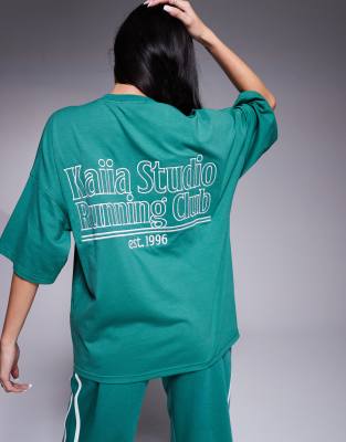 Kaiia Studio - T-Shirt in Grün mit „Running Club"-Schriftzug und Logo-Stickerei, Kombiteil