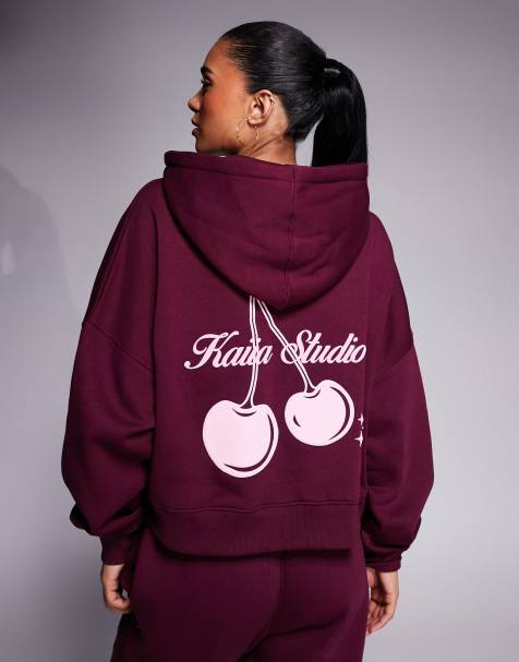 Kaiia – Studio – Vinröd och rosa huvtröja i oversize och bomullsrikt tyg med dragkedja och körsbärstryck baktill, del av set - view 1