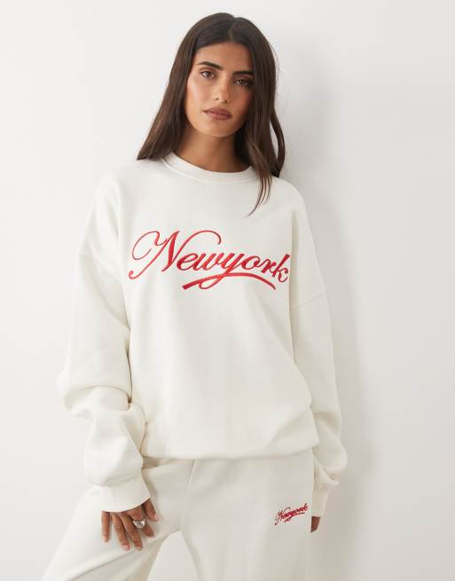 Kaiia - sudadera con capucha oversize de conjunto con logo bordado New York en crema y rojo, 2 de 4
