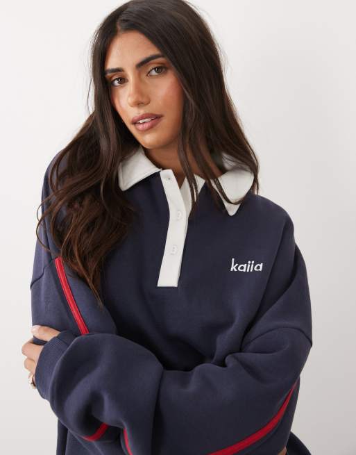Kaiia - Conjunto azul marino y rojo de joggers y sudadera estilo rugby con raya lateral, cuello de solapas y detalle de logo bordado de tejido rico en algodón, 3 de 3