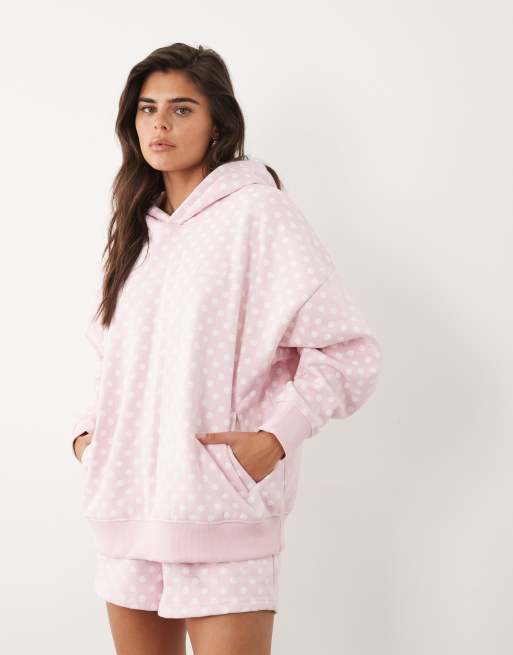 Kaiia - Conjunto rosa pastel con estampado de lunares de pantalones cortos y sudadera extragrande con capucha y detalle del logo bordado de tejido rico en algodón, 2 de 3