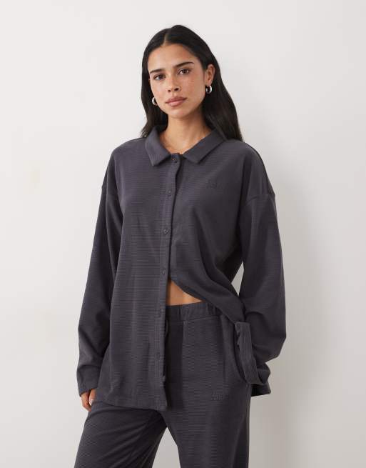 Kaiia - Co-ord set van gestreept superzacht oversized fleece overhemd met lange mouwen en knopen aan de voorkant en broek in marineblauw en zwart, 3 van 3