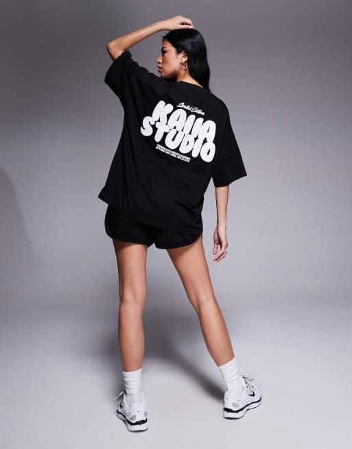 Kaiia – Svartvit t-shirt i bomullsmix och oversize med puffad logga, del av set   , 2 av 4