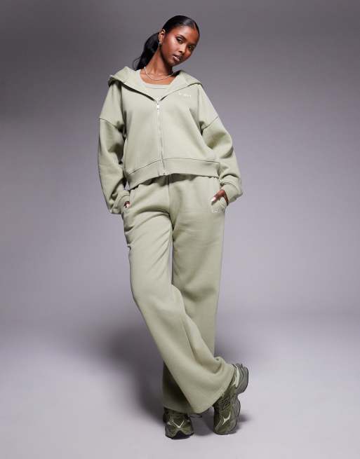Kaiia - Sweat à capuche d'ensemble court en coton majoritaire à fermeture éclair, coutures apparentes et logo brodé - Olive clair  , 2 de 4