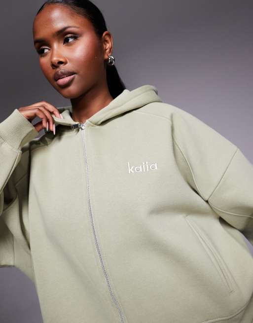 Kaiia - Sweat à capuche d'ensemble court en coton majoritaire à fermeture éclair, coutures apparentes et logo brodé - Olive clair  , 3 de 4