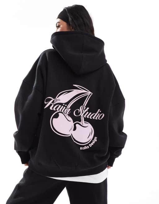 Kaiia - Sweat à capuche d'ensemble oversize avec imprimé cerises au dos - Noir