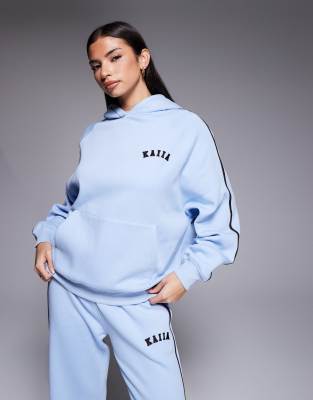 Sweat à capuche d'ensemble oversize en coton majoritaire avec logo brodé et bande contrastante - Bleu pastel 44