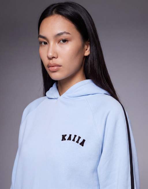 Kaiia - Sweat à capuche d'ensemble oversize en coton majoritaire avec logo brodé et bande contrastante - Bleu pastel, 3 de 4