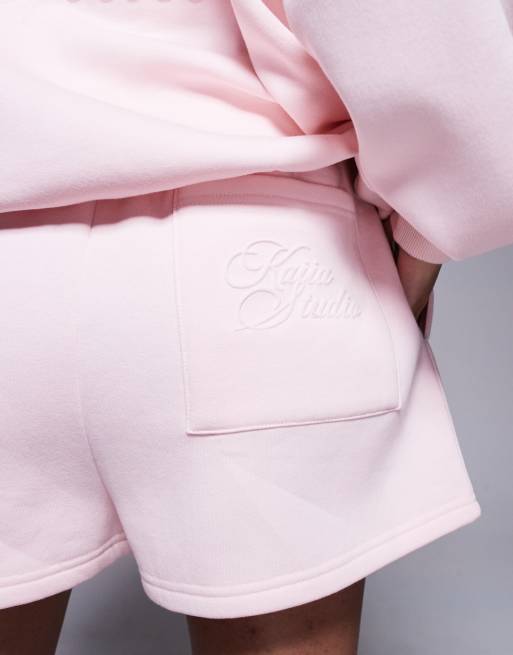 Kaiia – Sweatshorts in Erdbeerrosa mit hohem Baumwollanteil und „Studio“-Logoprint, Kombiteil  , 3 von 5