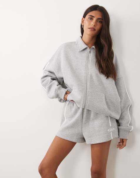 Kaiia sweatshorts med broderad loggdetalj och sidostripe i ljusgrå melerad färg, set - view 1
