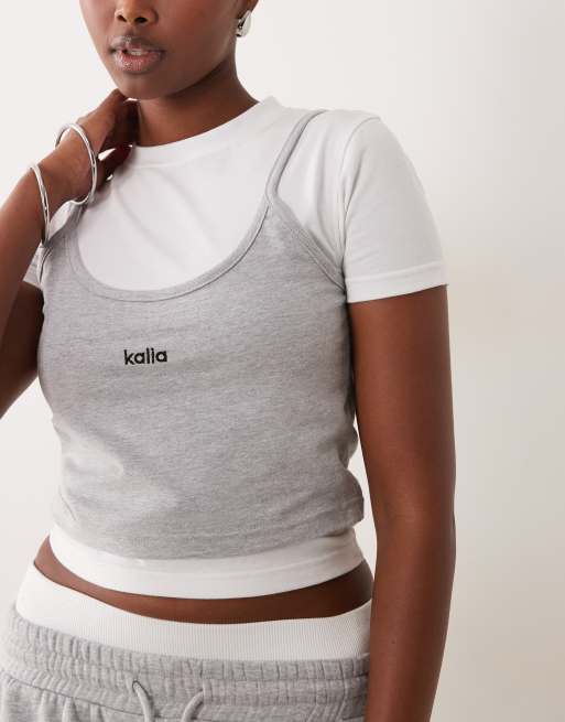 Kaiia T-shirt med kasketærmer og lagdelt croptop-sæt i grå og hvid, 3 af 4