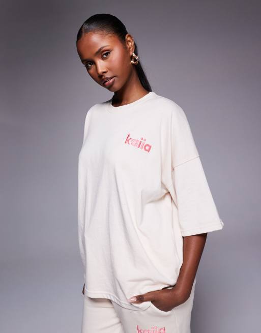 Kaiia - Coordinato color crema con joggers, felpa con cappuccio oversize, t-shirt oversize con grafica stile sticker sul retro, 4 di 4