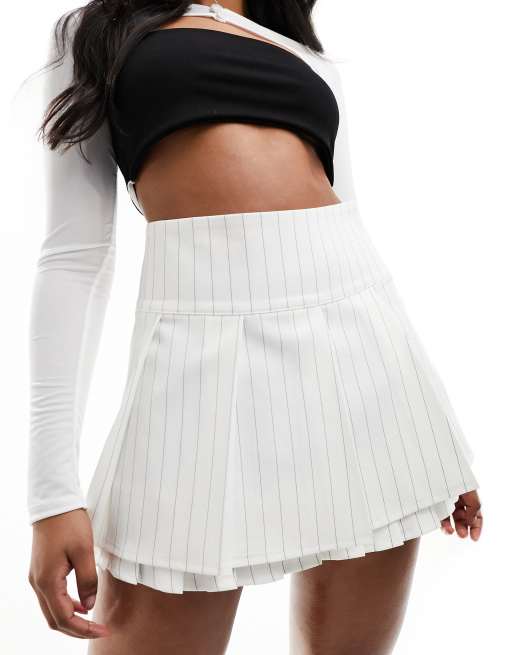 Kaiia tailored pleated mini skirt in white pinstripe