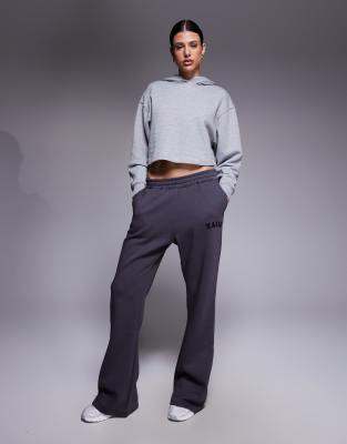 Kaiia Tall - Jogginghose aus Baumwollmix in Dunkelgrau mit weitem Bein und Logo-Stickerei