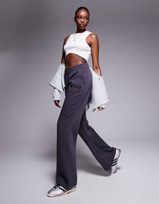 Kaiia Tall - Jogginghose in Dunkelgrau mit weitem Bein und Logo-Stickerei