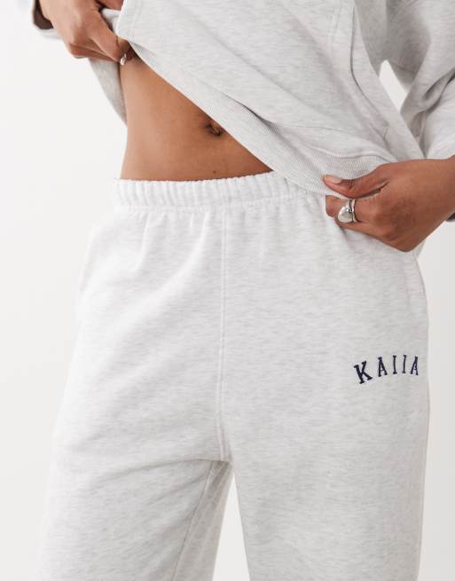 Kaiia Tall - Lysegrå joggingbukser med tætsiddende buksekanter og broderet logo i bomuldsblanding, 5 af 5