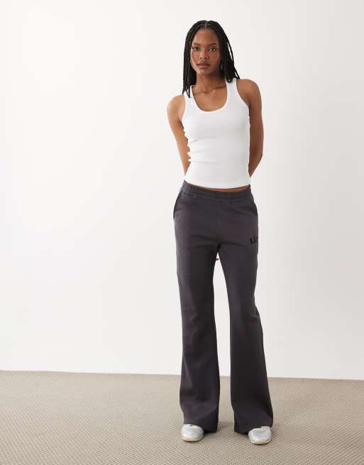 Kaiia Tall - Pantalon de jogging large en coton mélangé à logo brodé - Gris foncé, 2 de 5