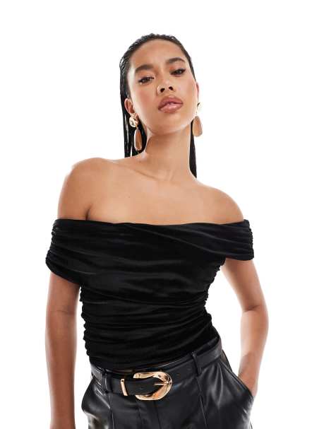 Kaiia - Tætsiddende offshoulder-top med draperinger i sort - view 1