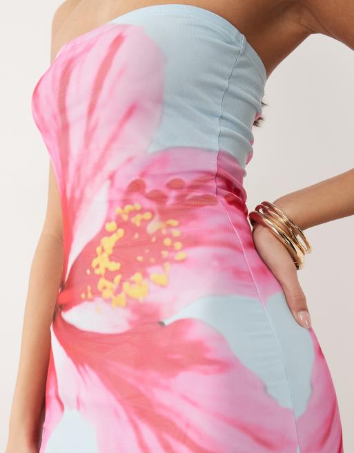 Kaiia – Turkos och rosa, exklusiv maxiklänning i åtsmitande mesh med bandeau-ringning, blommig design och fishtail, 3 av 4
